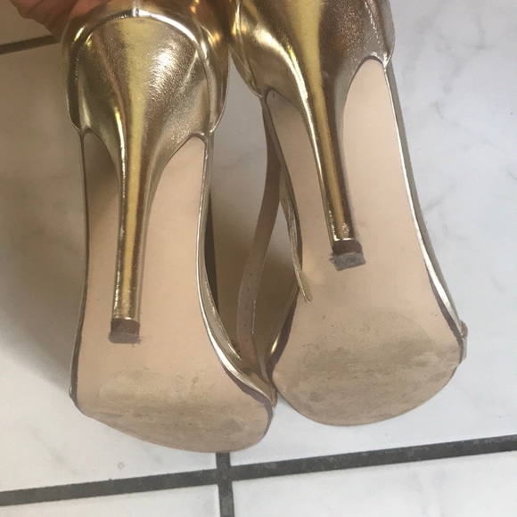 A pair of gold traps Heels - Picture 10 of 16